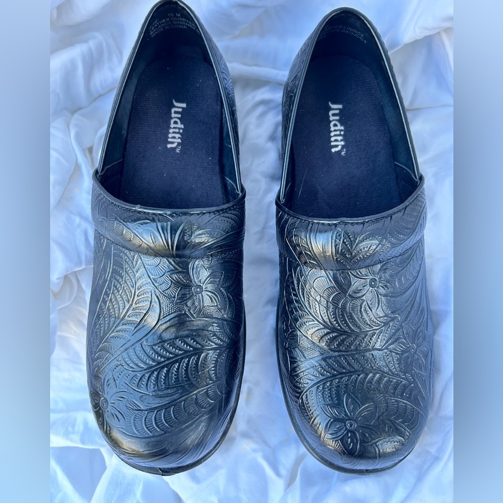 Judith brand nursing clogs size 10M black floral print